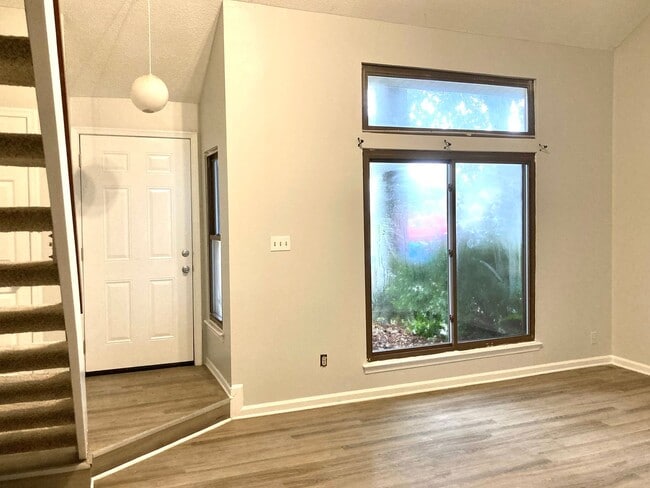 Building Photo - Charming Townhouse in Virginia Beach - All...