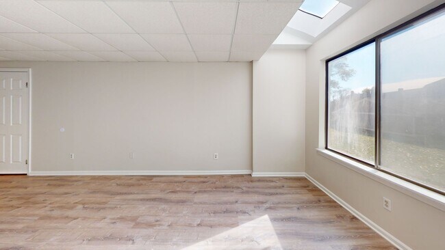 Building Photo - 1 Bedroom Condo with Laundry and Off-Street Parking