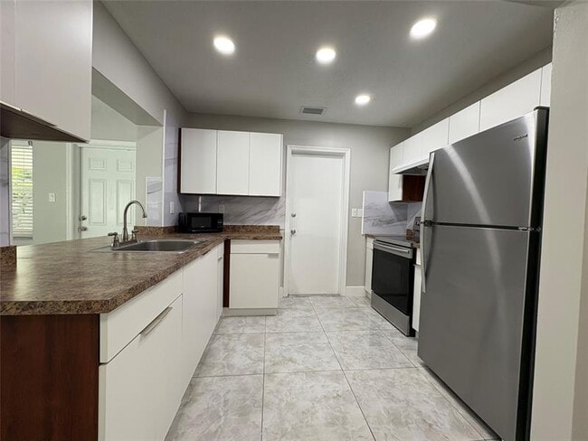Building Photo - 6712 NW 60th St