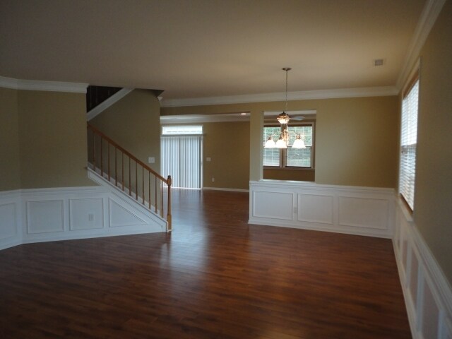 Foto del edificio - 335 Larktree Ln