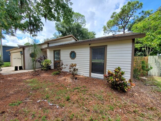 Foto del edificio - Spacious 3 bedroom/2bath/2 car garage in Lake Sarasota - Coming February