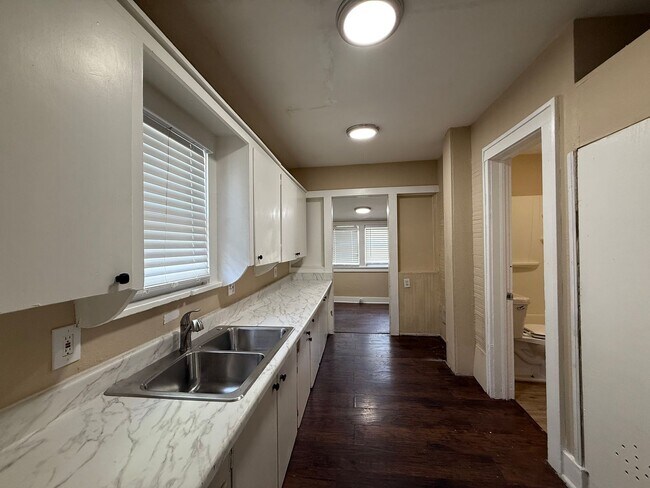 Building Photo - New paint/ hardwood floors 3BD 1 BA