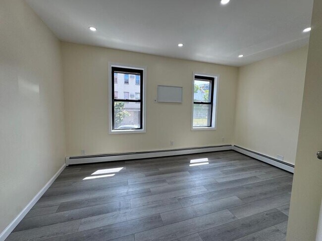 Foto del edificio - 2 bedroom in Brooklyn NY 11211