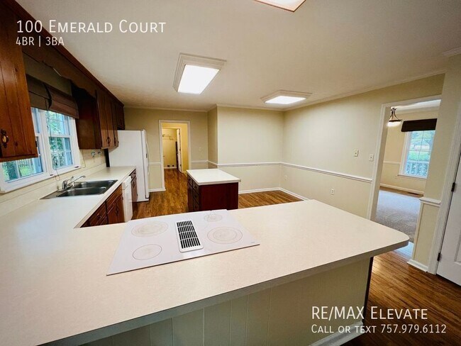 Building Photo - 100 Emerald Ct