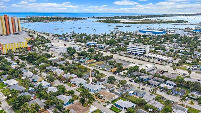 Building Photo - 135 E 28th St