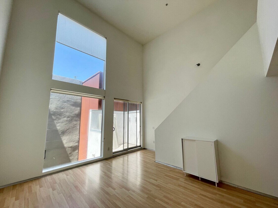 Primary Photo - CHARMING 1 BEDROOM / 1 BATH LOFT APARTMENT...