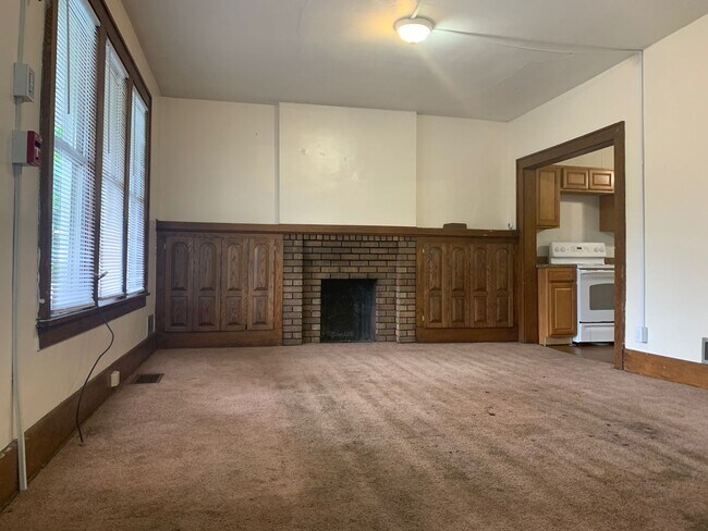Building Photo - Large House -5 Bedroom/ 1 Bathroom - Downt...