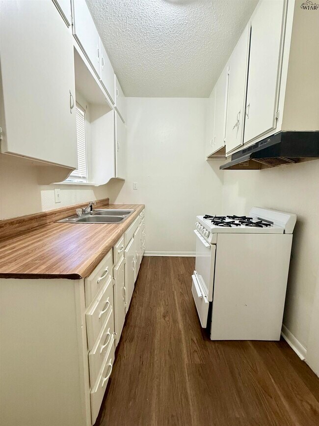 Building Photo - 611 Sunset Dr