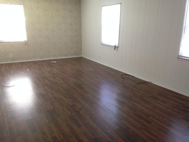 Building Photo - 1701 Ohio - D