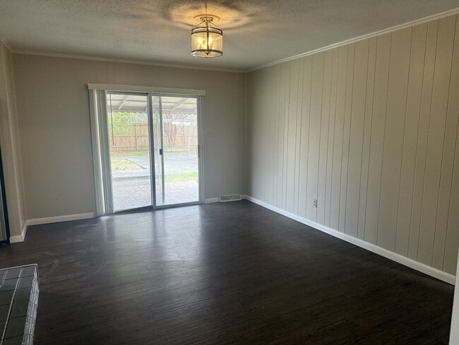 Building Photo - 928 Roderick Rd