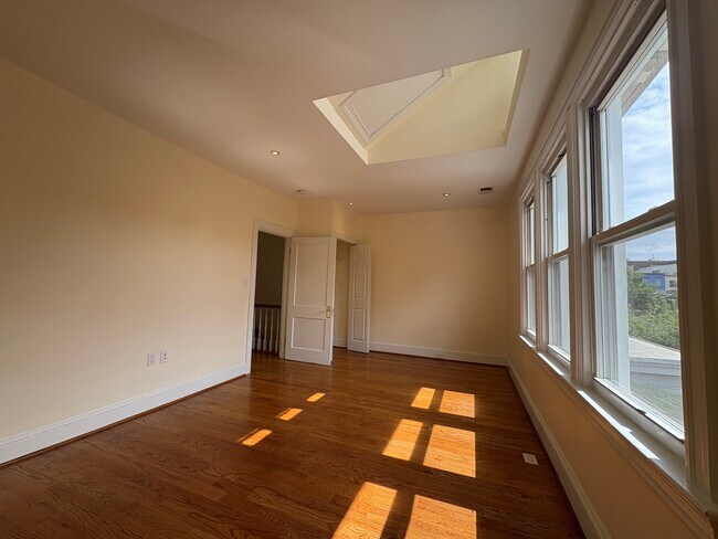 Foto del edificio - 719 Otis Pl NW