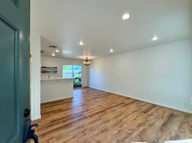 Building Photo - Renovated Two Bedroom Napa Condo Minutes f...