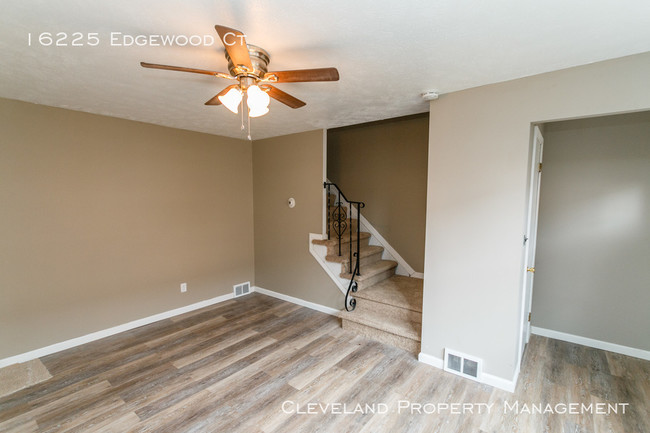 Building Photo - 2 Bedroom Townhome