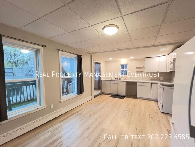 Building Photo - 139 Howe St