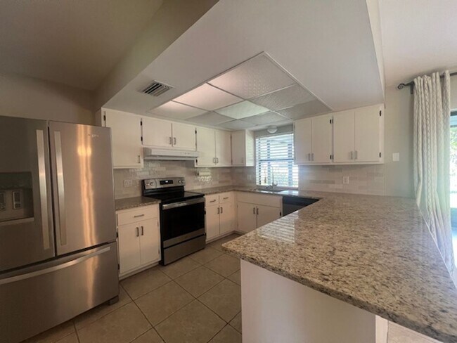 Building Photo - 3 Bedroom/ 2 Bath Fenced in Home for rent ...
