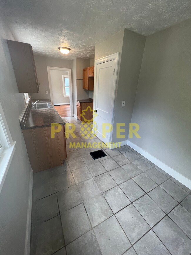 Building Photo - 2 bedrooms 1 bathroom house