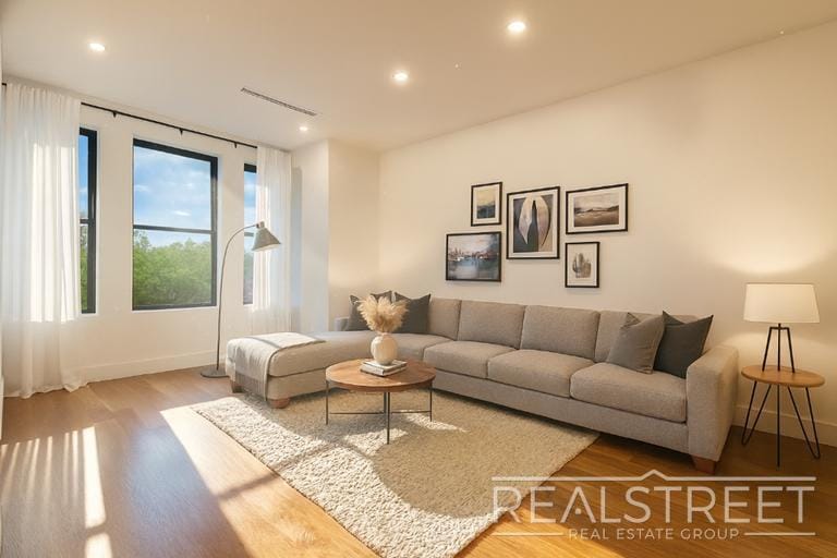 Foto principal - Modern Duplex-Style Residence with Designer Finishes on Historic Eastern Parkway