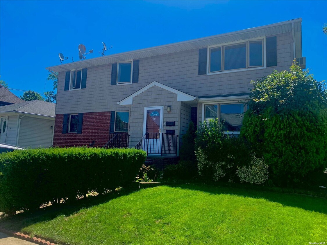 10 Doxsey Pl, Lynbrook, NY 11563 House Rental in Lynbrook, NY