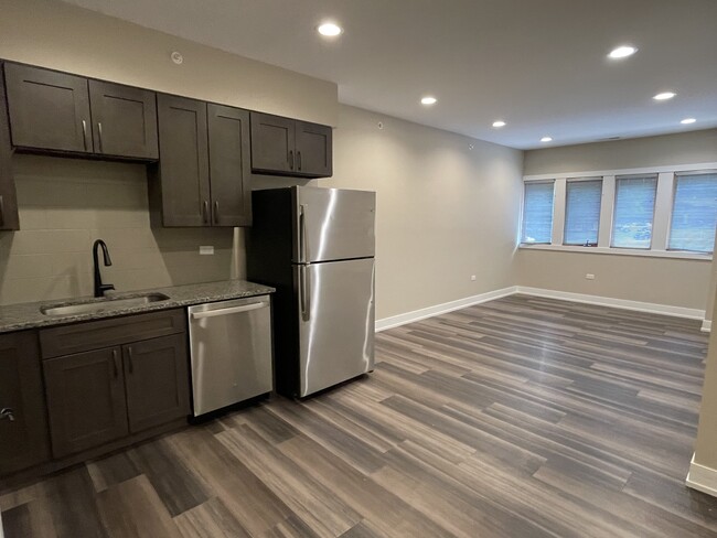 Building Photo - 400 E Hillcrest Dr