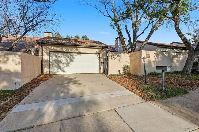 Foto del edificio - 3 Bedrooms, 2 bathrooms, townhome in the serene Oak Tree Village community in Dallas.