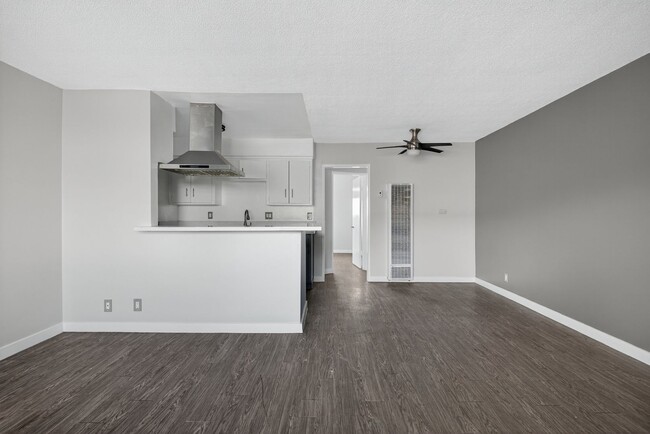 Building Photo - 1121 Daisy Ave
