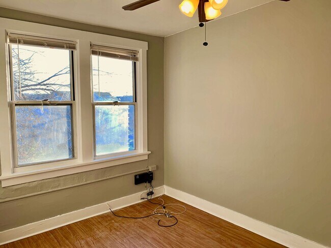 Building Photo - 3 bed 1 bath - updated, great south Oaklan...