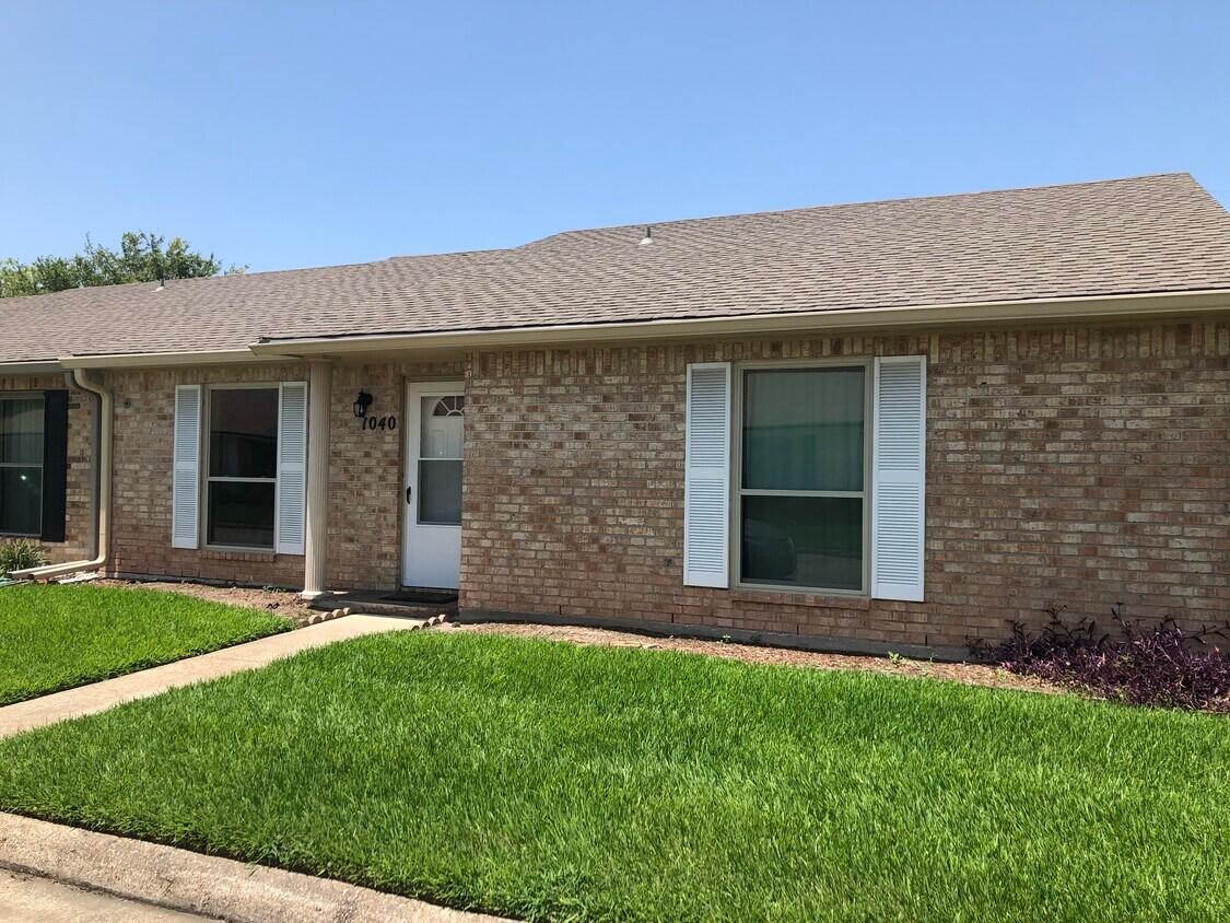 Primary Photo - 1040 Green Meadow St
