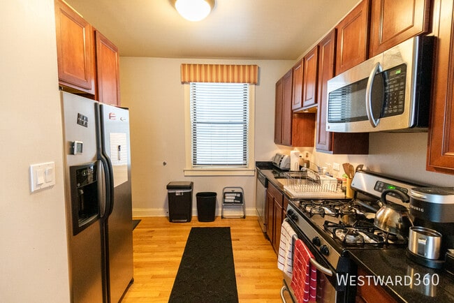Building Photo - 907 W Cornelia-1N