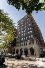 Building Photo - 540 W Briar Pl