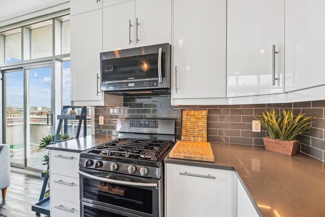 Building Photo - HUGE 10th Floor Luxury 2 Bed, 2 Full Bath ...