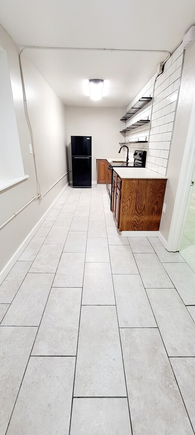 Área de comedor - 206 E Broadway St