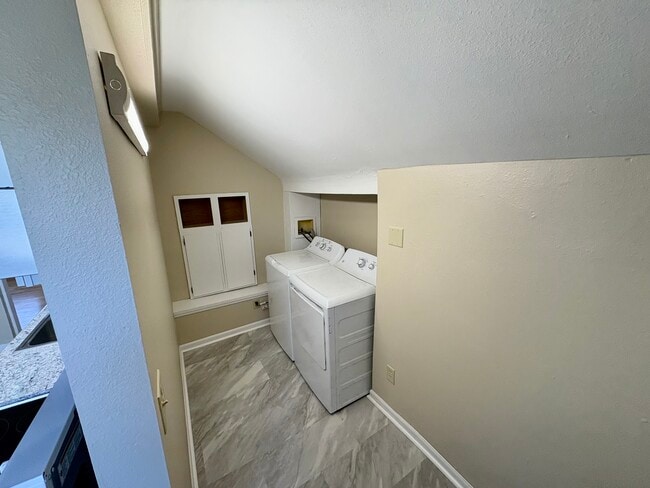 Building Photo - 941 Main St