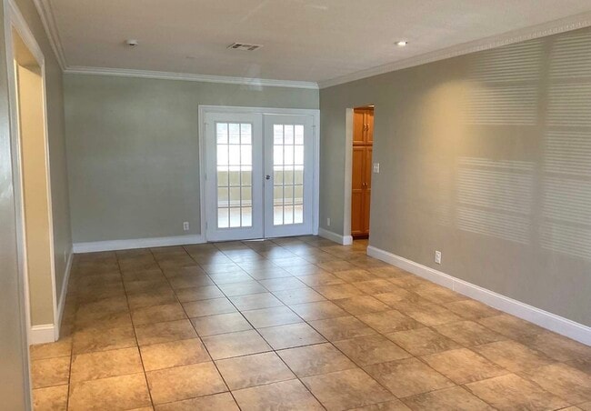 Building Photo - 7306 Lakewood Dr