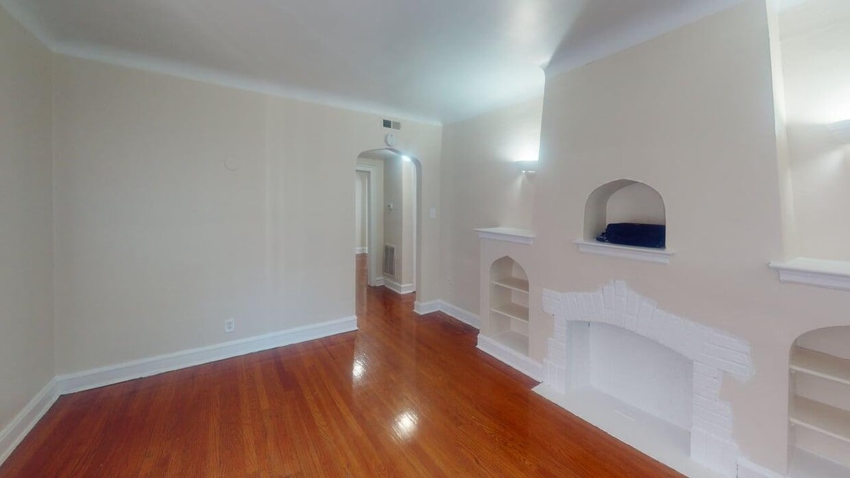 Foto principal - 823 W 83rd St