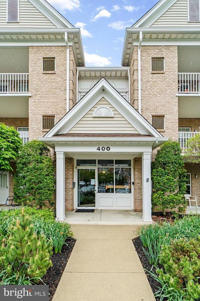 Building Photo - 400 Plumbridge Ct