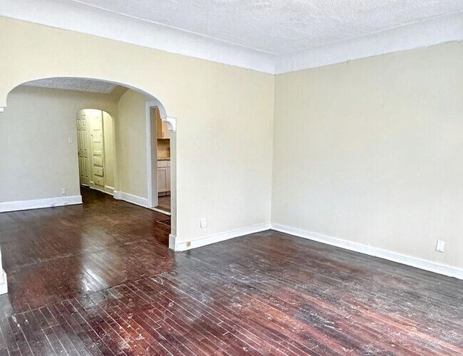 Building Photo - Adorable  3-Bedroom Duplex with Convenient...