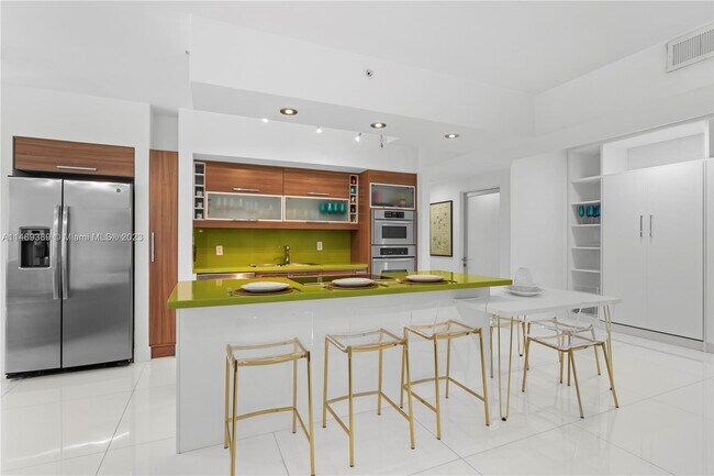 Foto del edificio - 4779 Collins Ave
