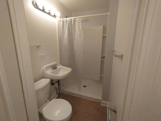 Baño - 1528 W Pratt Blvd