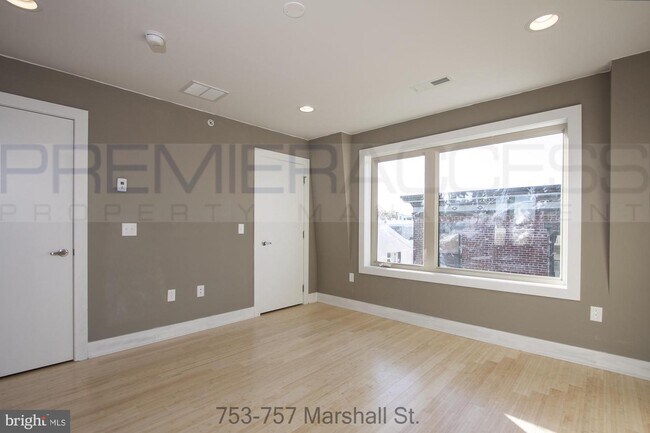 Building Photo - 757 S Marshall St