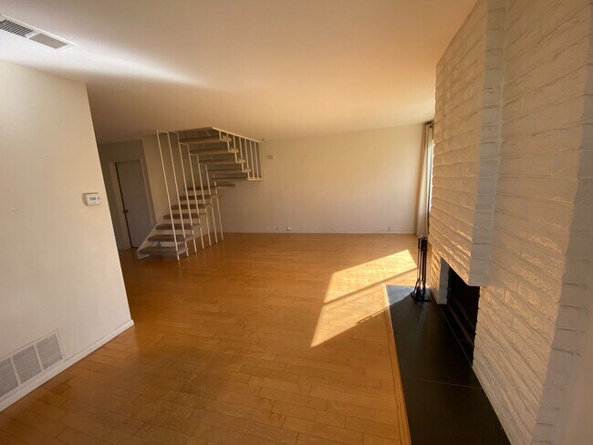 Building Photo - UTC Townhouse, Upgraded and Stylish, two o...