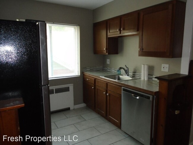 Building Photo - 5831 Woodmont Ave