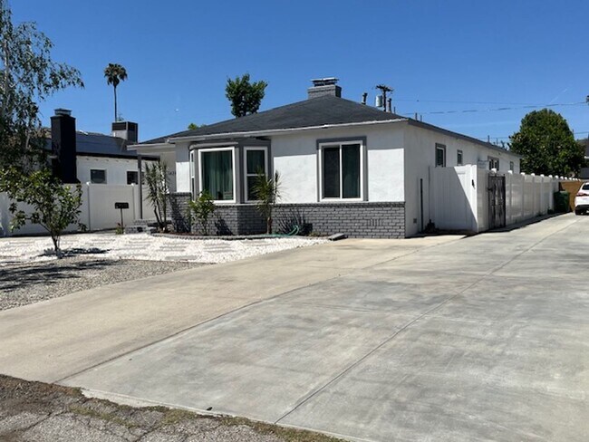 Foto del edificio - Beautiful Pool Home in Prime Van Nuys Location – 3 Bed / 2 Bath
