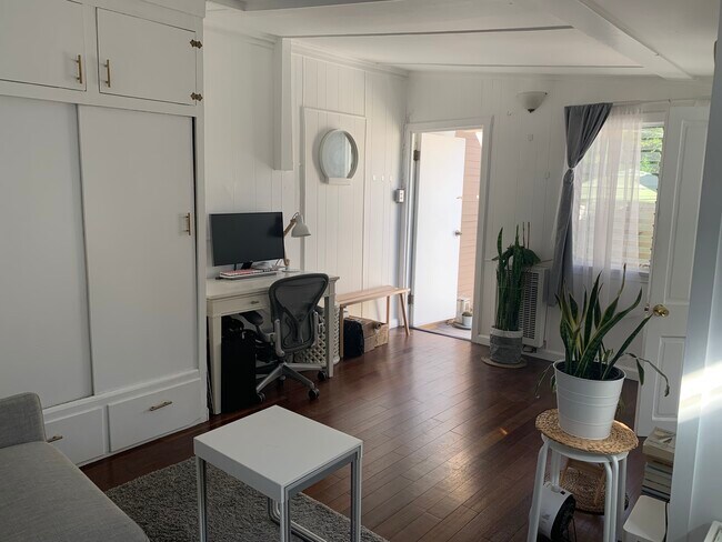 Foto del edificio - 8730 Rosewood Ave