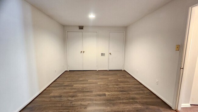 Building Photo - Townhome with Garage in Alexandria