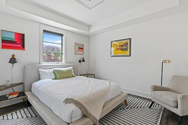 Foto del edificio - 634 Bonaventure Ave NE