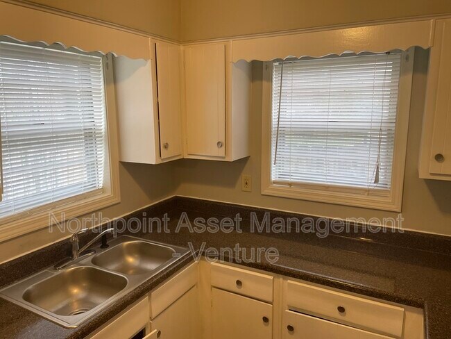 Foto del edificio - 4065 Haliburton St