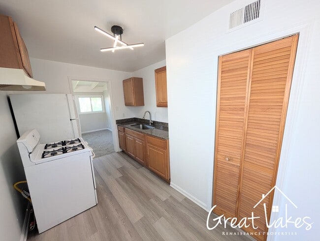 Building Photo - Stunning 2 Bedroom 1 Bathroom now availabl...