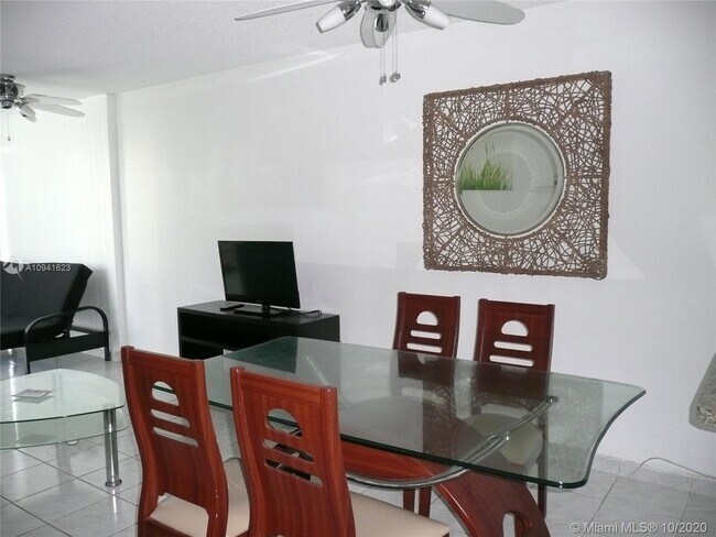 Foto del edificio - 17560 Atlantic Blvd