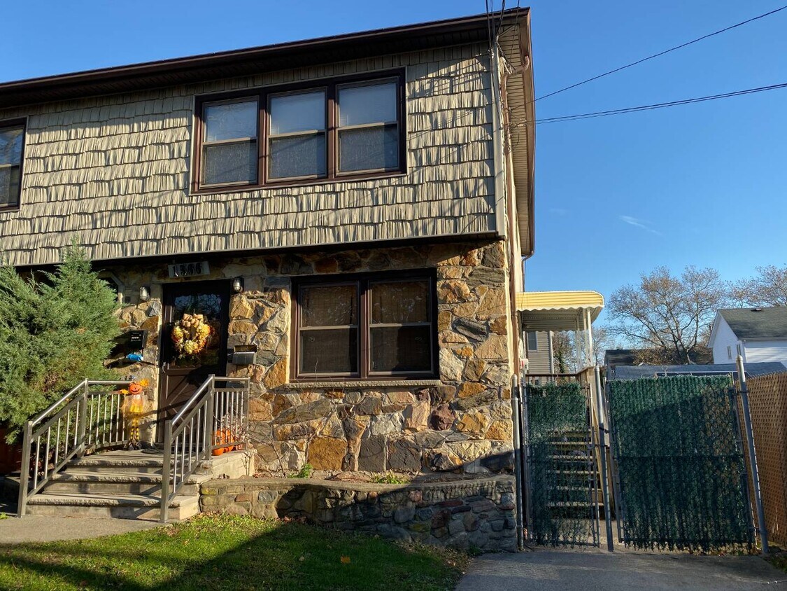 Primary Photo - 1566 S Railroad Ave