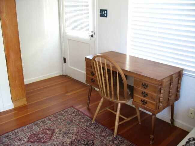 Desk. Wifi works with vigor. - 226 Peyton St